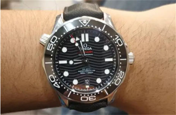 欧米茄腕表表壳割手处理办法是什么(图) 欧米茄腕表表壳割手处理办法是什么(图)